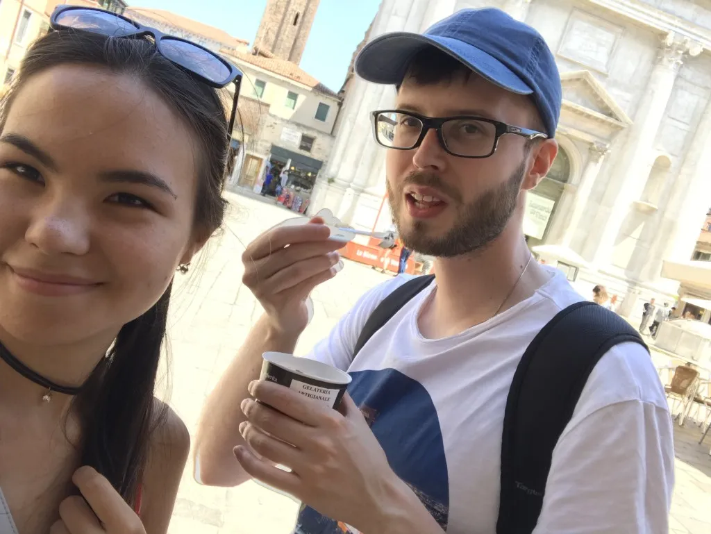 Kymbat a Tomáš na začátku vztahu